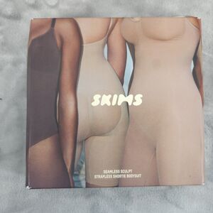 Skims Medium Onyx Black Seamless Sculpt Strapless Shortie Bodysuit NWOT